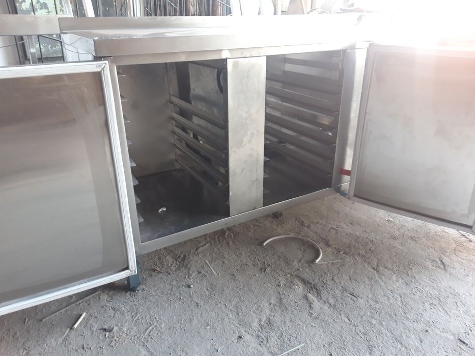 Холодильный охлаждаемый стол холодильник