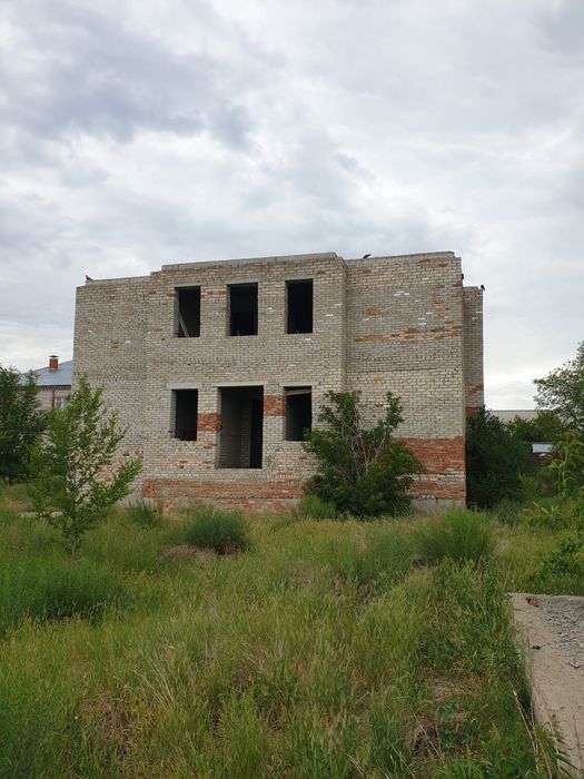 Продам участок с недостроенным домо