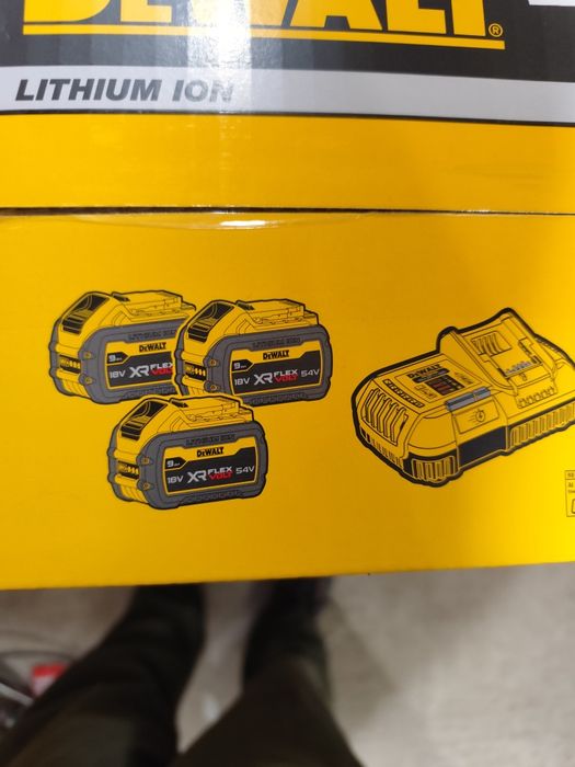 Супер промо Комплект зарядно DCB118X3 9 ah XR FLEXVOLT DEWALT