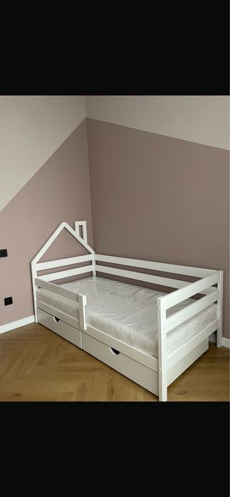 Детская кроватка 180х90 продам за 20тыс. Торг будет.