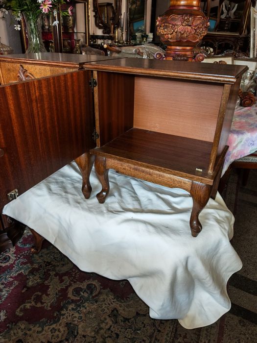 Дървени нощни шкафчета