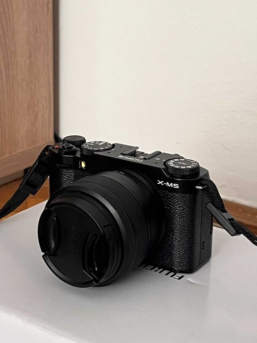 Fujifilm X-M5 + obiectiv 15-45mm – aproape nou