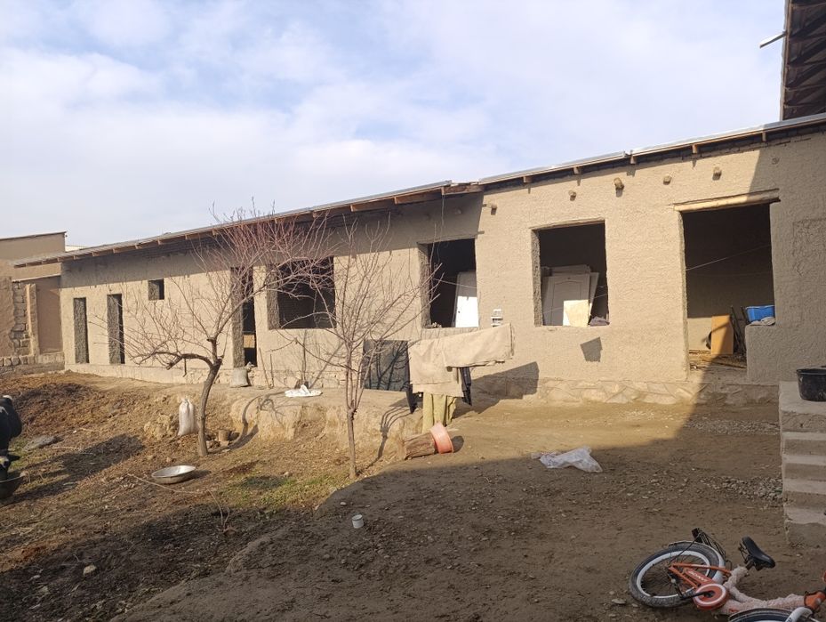 Hovli sotiladi toliq qurib bitqazilmagan