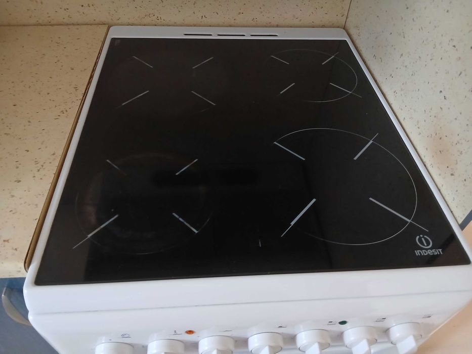 Готварска печка Indesit саспиратор и две шкафчета