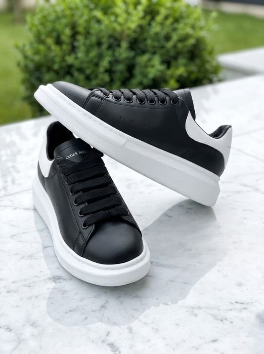 Adidasi Alexander McQueen Negru cu alb Unisex