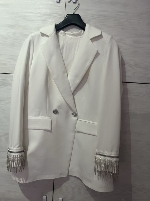 Продавам бял комплект Caramella Fashion.