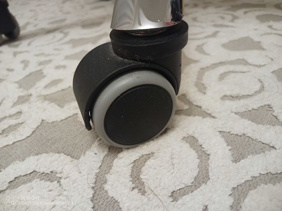 Продавам офис стол