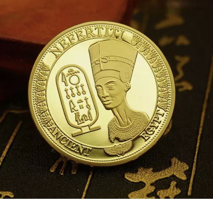 Монета на Нефертити с пирамида и жена скрила от другата страна.