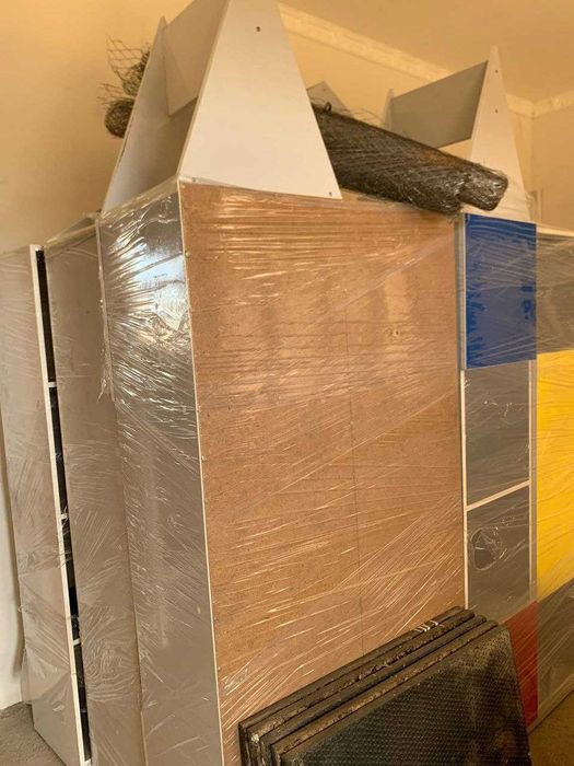 Болалар боғчаси учун таёр мебель бор.