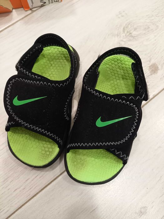 маратонки и сандали