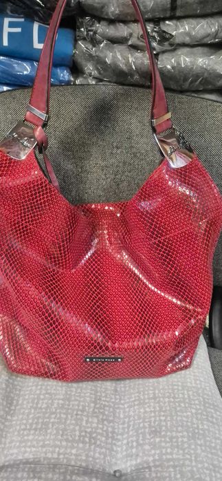 Продавам червена дамска чанта.