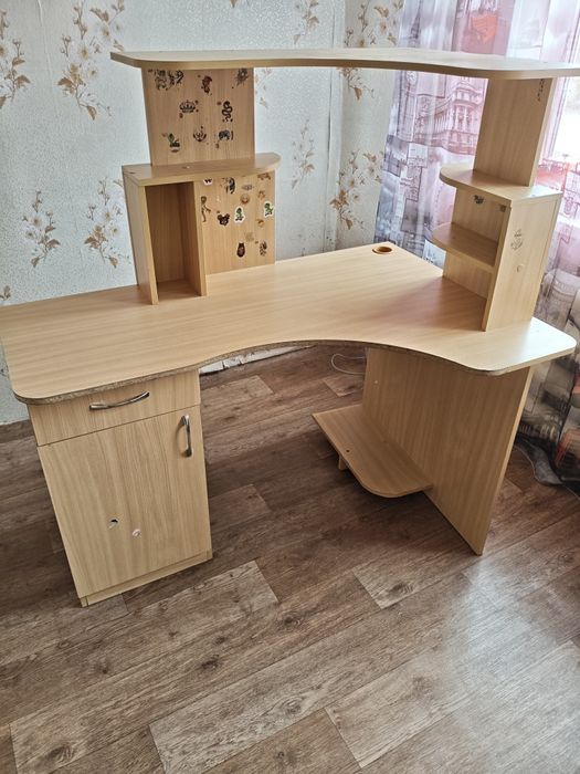 Продаю компьютерный стол