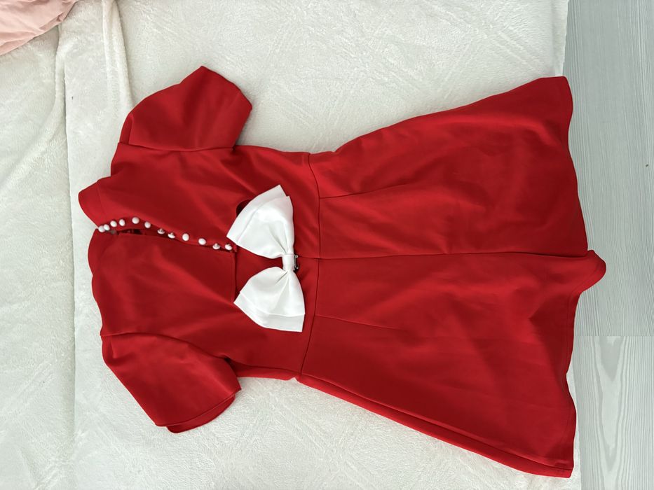 Червена рокля с къс ръкав и панделка