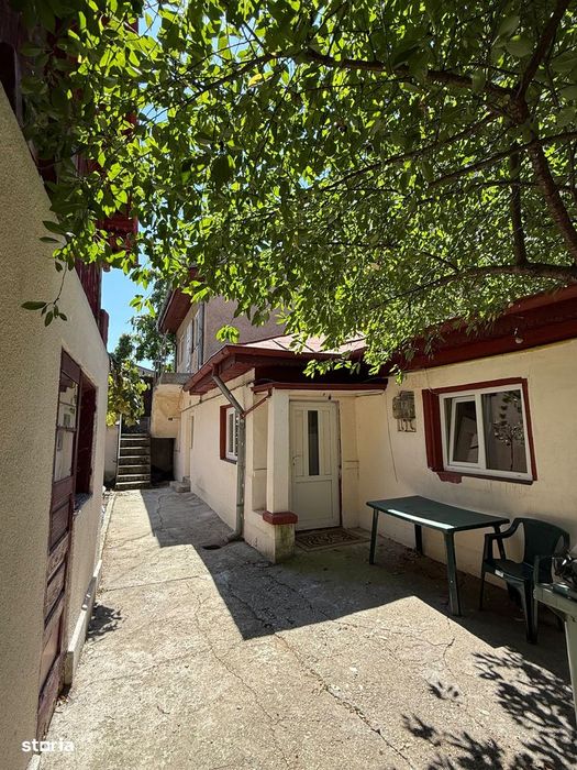 Casă de Vânzare cu 4 camere in zona București-noi sec.1
