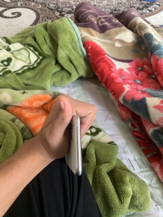 Iphone 11pro orqasi singan faqat lekin hamma joyi radnoy