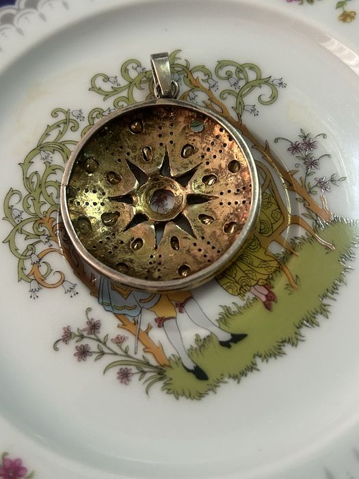 Златна висулка със сребро и диаманти по нея