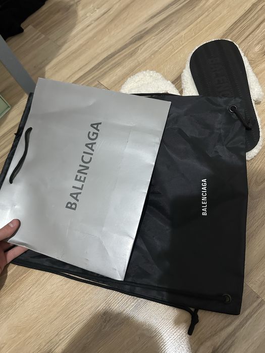 Balenciaga slides fur white