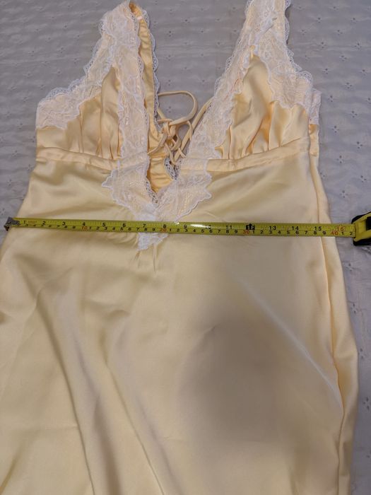 Уникално Красива Дълга жълта сатенена рокля !