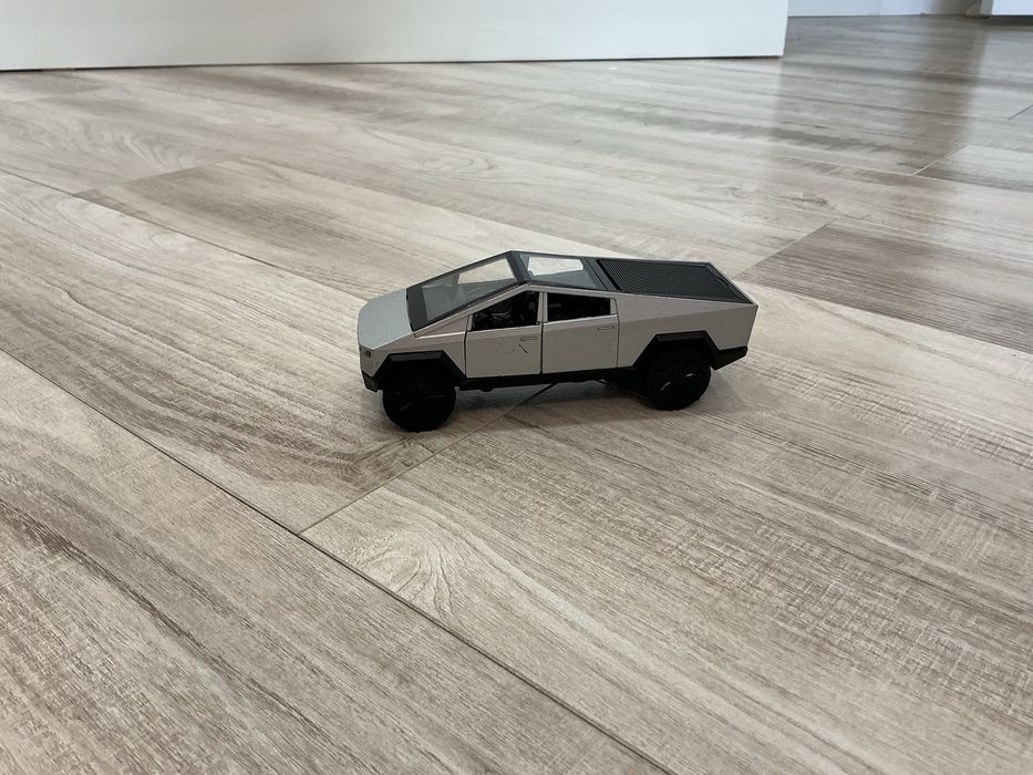 Машина игрушка, кибертрак