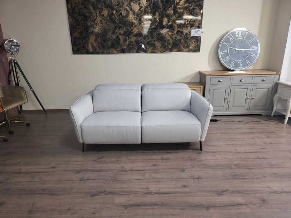 Светло сив кожен диван тройка Natuzzi с електрически релаксиращ механизъм