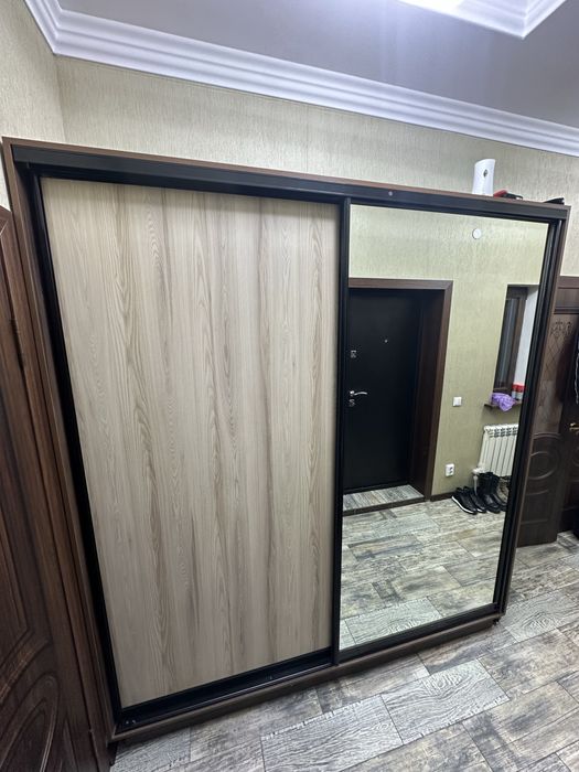 Продам купейный шкаф с зеркалом