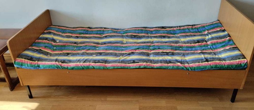 Кровать. На металлическом каркасе. Крепкая, односпальная