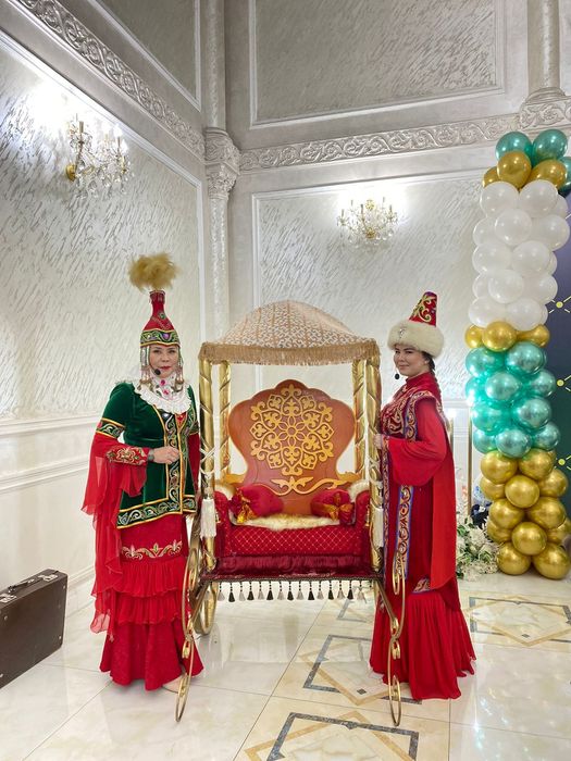 Ұлттық көйлектер сатылады.