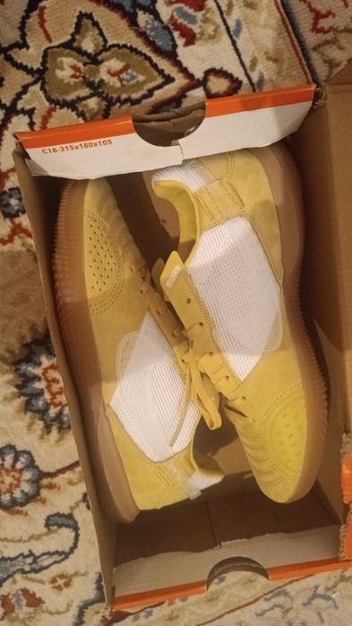 Футболный кроссовка