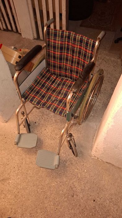 Scaunul cu rotile Lucass X97J este un scaun cu rotile manual