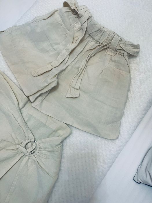 Compleu fete: fustă asian style S + 3 bluzițe + bonus 2 perechi de pantaloni scurți bej