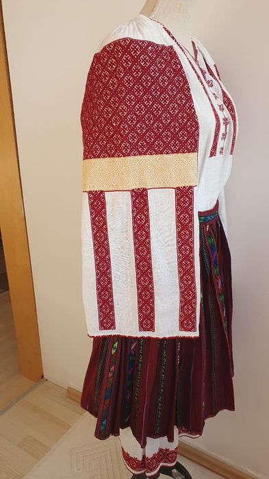 Costum popular (ie/camasa, valnic/fota/catrinta/opreg)