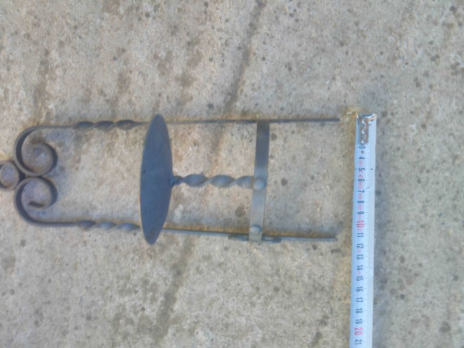 Продавам много стар свещник от ковано желязо