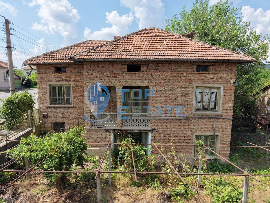 Двуетажна тухлена къща в село Драгомирово