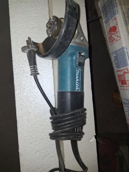 Vând polizor Makita 125mm