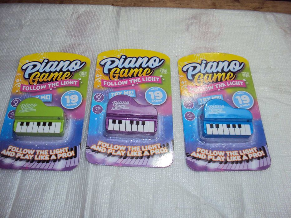 Joc interactiv cu muzică de pian pe un pandantiv cu 19 melodii