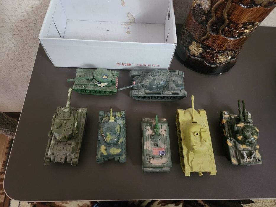 Книги, модели танков и игрушки бронетанковой техники