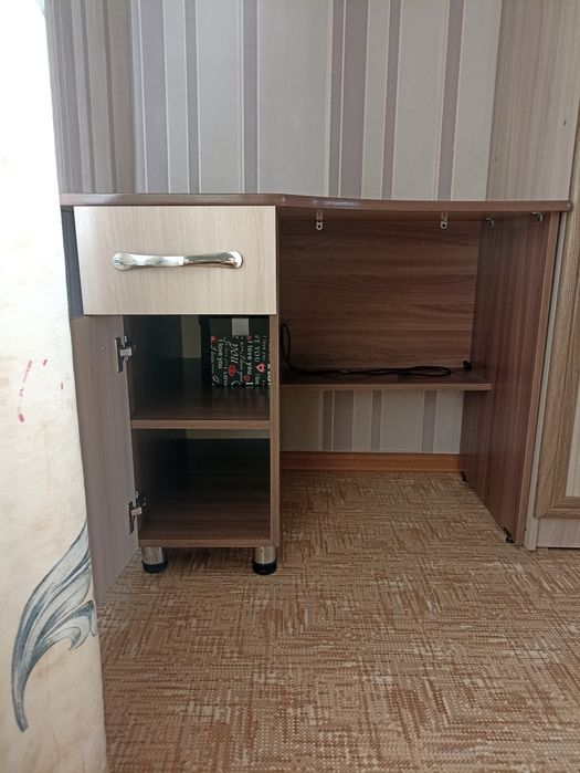 Продам стол школьный