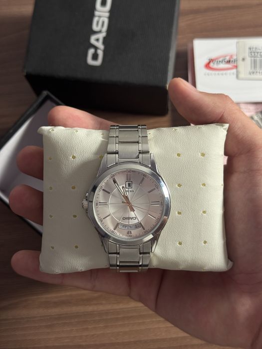 Продаю Часы Брендовый