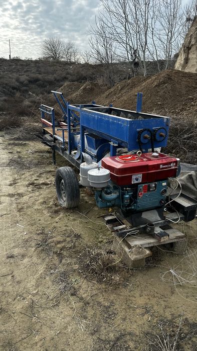 Станок по производству кирпичей.
