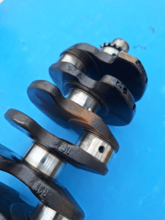 Колянов вал Audi Pasat 1.9tdi 131к като огледало от кола на малко мили