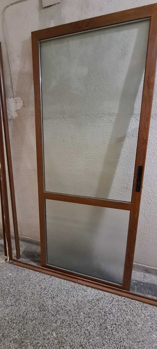 Плъзгаща интериорна алуминиева врата