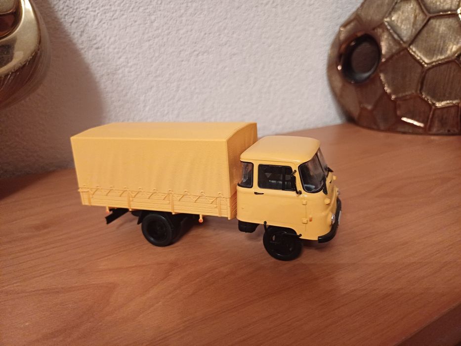 Продавам мащабен модел  камион  Робур