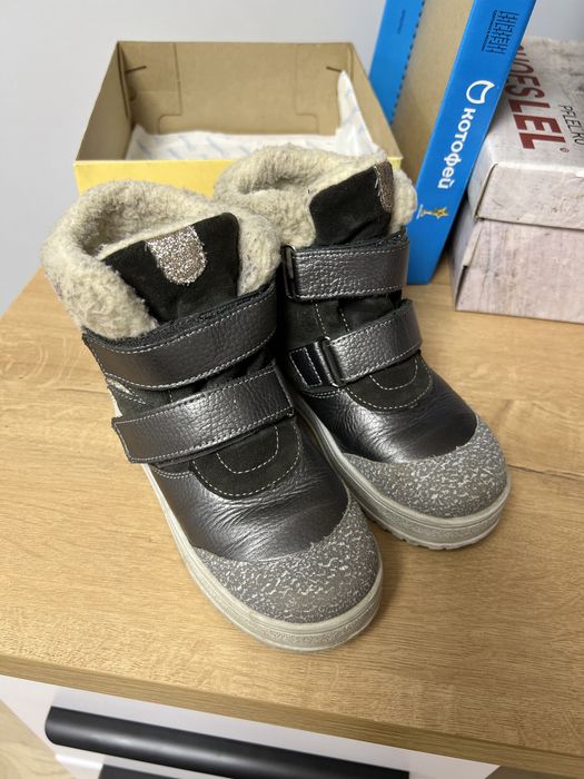 Продам детскую обувь.