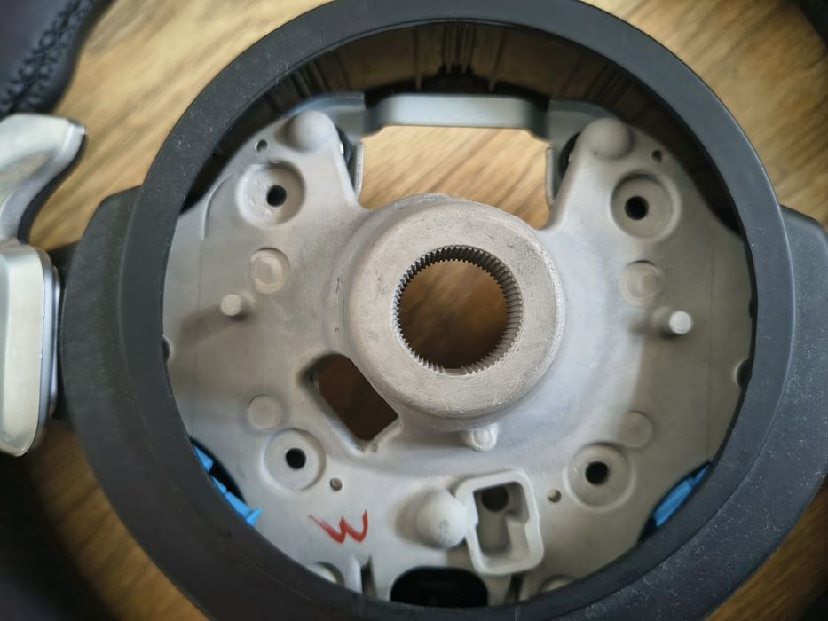 Volan BMW M Sport nou, cu padele