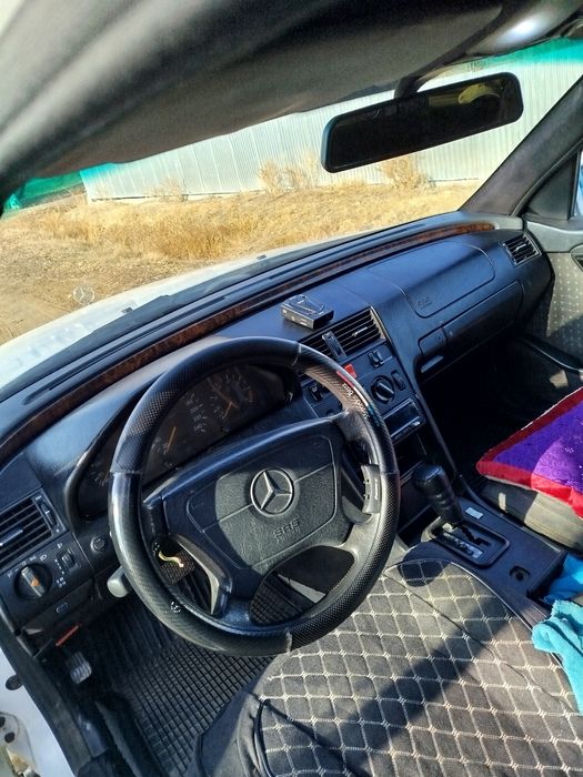 Машина Мерседес бенз C202