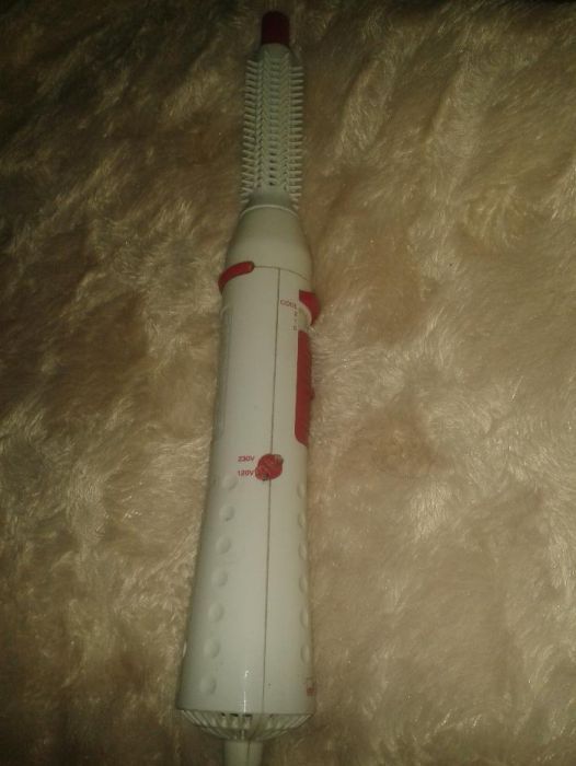 Ondulator de păr tip perie pe ALB cu roz