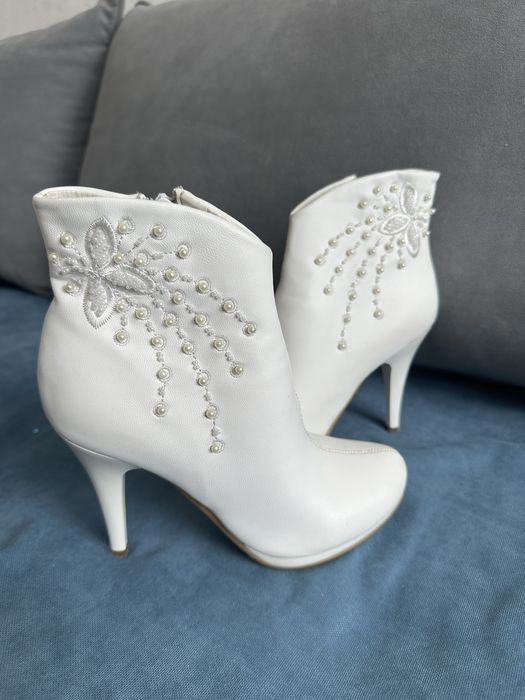 Продам белые ботильоны
