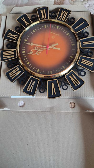 Красив стенен часовник с оригинален дизайн.