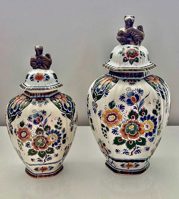 Две вази / урни Royal Delft Polychrome