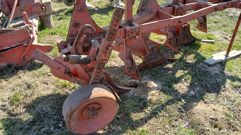 Plug reversibil cu 3 si 2 brazde